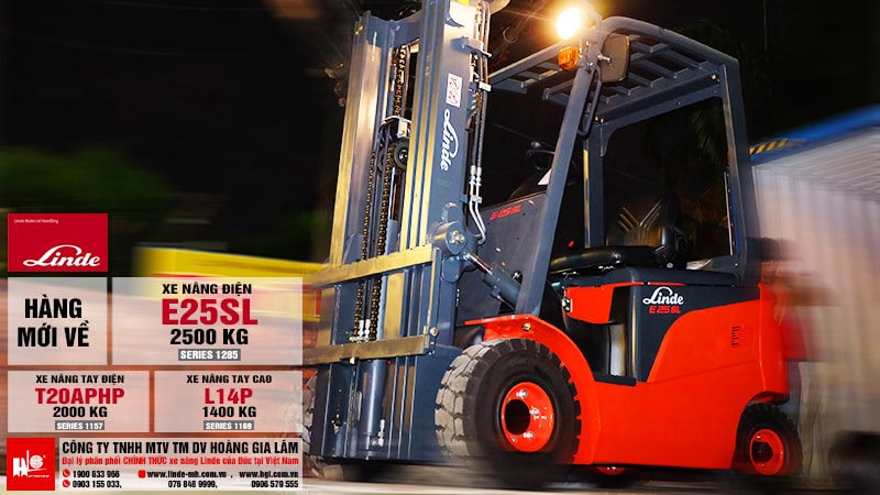 Thông số kỹ thuật: 1. Xe nâng điện Linde E25SL (Series 1285) Nhãn hiệu: Linde (Thương hiệu xe nâng số 1 của Đức) Tải trọng tối đa (kg): 2500 Nâng cao tối đa (mm): 4350 Bình điện 48V / 600Ah Máy sạc: D48 / 80P, 160A Tải trọng xe (kg): 3225 Công suất (kW): 7.6 Kích thước bánh xe nâng trước: 23 x 9 – 10 (bánh đặc) Kích thước bánh xe nâng sau: 18 x 7 – 8 (bánh đặc) Hệ thống 2 bàn đạp và 1 bàn đạp Hệ thống đòn bẩy Màn hình đa chức năng Cần ben điều chỉnh Khung nâng 3 tầng, có Side-shift, xe chui container Năm sản xuất: 2019 Sự kế hợp của động cơ AC và động cơ nâng, cấu trúc nhỏ gọn, hệ thống lực kéo cao. Kiểm soát lực kéo điện tử và bộ sạc tần số cao trên bo mạch của xe nâng Linde cam kết an toàn, nâng cao năng suất tối ưu và tiết kiệm chi phí hiệu quả. Khung bảo vệ Linde tạo thành một khu vực an toàn bảo vệ tài xế từ mọi phía. Thiết kế khung nâng mỏng giữ tầm nhìn rộng cũng góp phần vào sự an toàn của người lái.